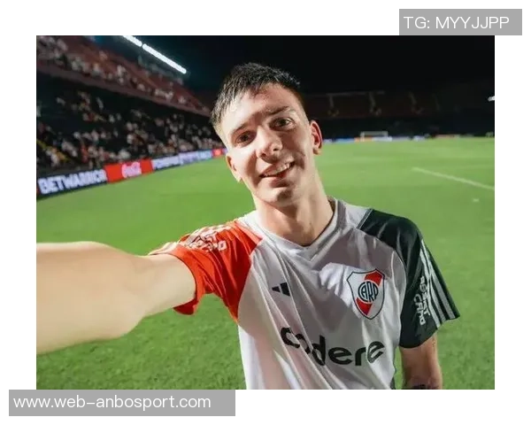 德天空报道多特蒙德关注17岁克鲁塞罗后卫普拉斯特和河床前锋梅萨