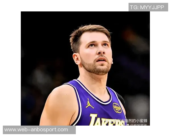 日本性感女星昨日现身湖人主场穿东契奇球衣引发热议