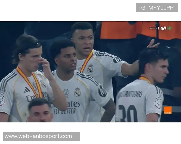 姆巴佩领奖后与队友离场阿森西奥劝其不要前往列队致敬