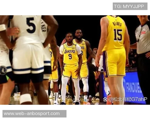 快船队启程前往休斯敦哈登与小卡登机照引发球迷热议 快船队启程前往休斯敦哈登与小卡登机照引发球迷热议