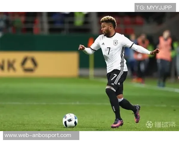 若纳坦塔本赛季五大联赛触球次数创纪录成功传球数紧随其后展现出色表现 若纳坦塔本赛季五大联赛触球次数创纪录成功传球数紧随其后展现出色表现